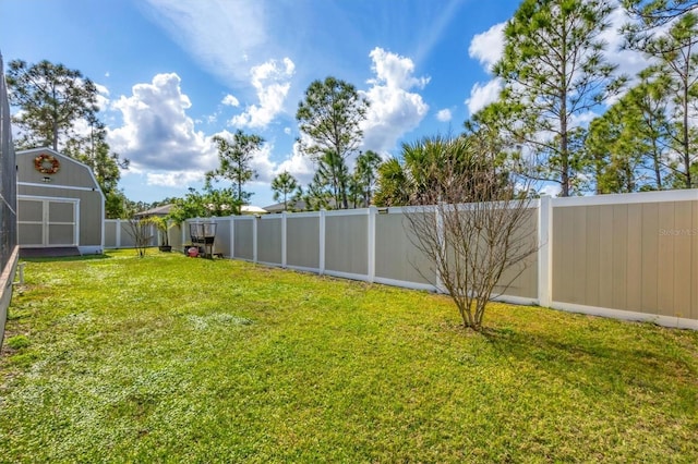 view of yard featuring a shed