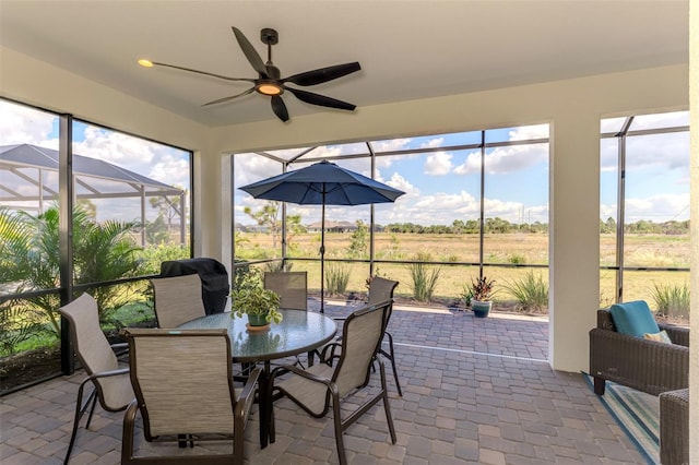 sunroom with ceiling fan