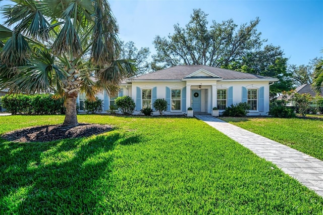 view of front facade featuring a front yard