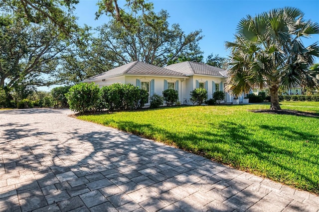 view of front of home featuring a front yard