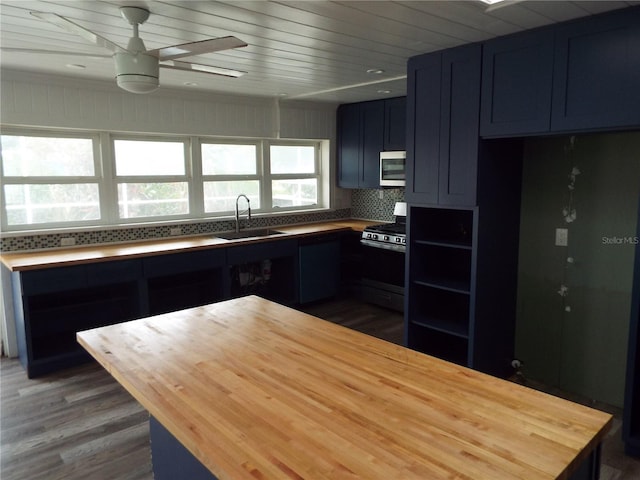 kitchen featuring blue cabinets, sink, gas stove, dark hardwood / wood-style floors, and ceiling fan