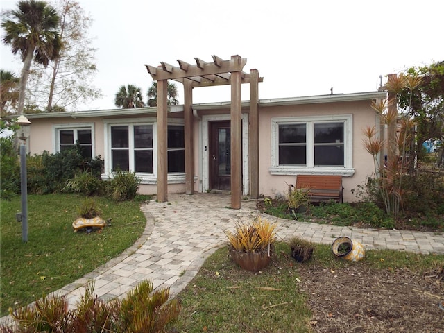 view of front of home featuring a front yard