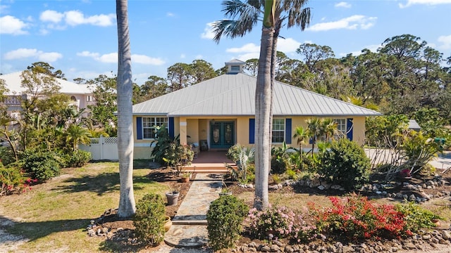 view of front of property featuring a front yard