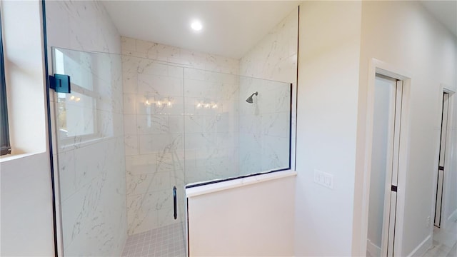 bathroom featuring a tile shower