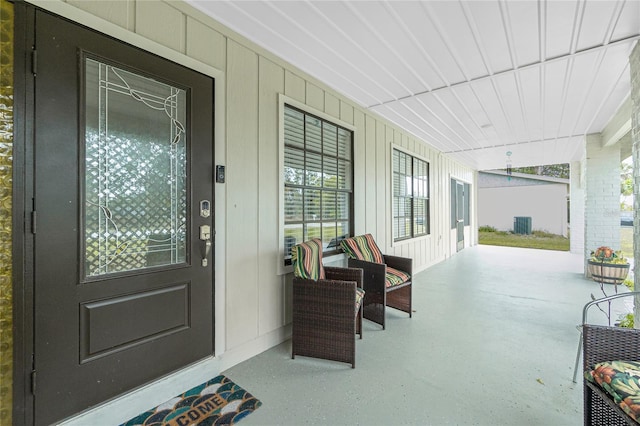 property entrance featuring a porch