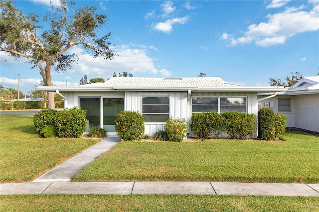 view of front of house featuring a front yard