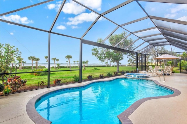 view of pool featuring an in ground hot tub, a patio, a lanai, and a yard