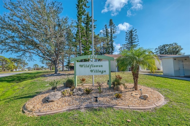 community / neighborhood sign featuring a yard