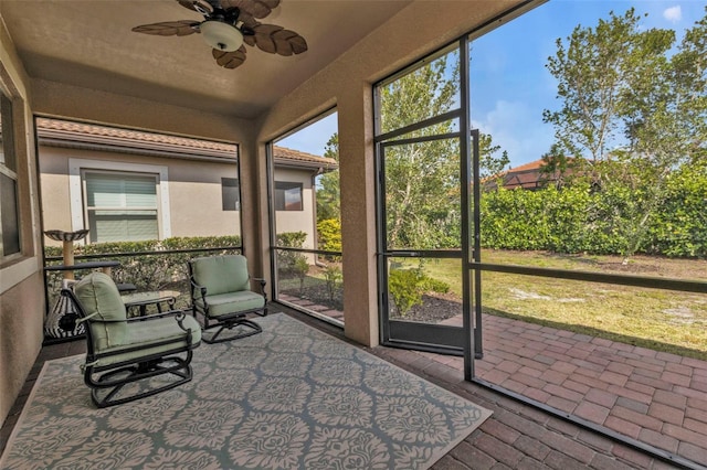 sunroom with ceiling fan