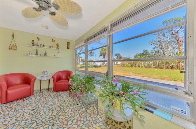 sunroom with ceiling fan