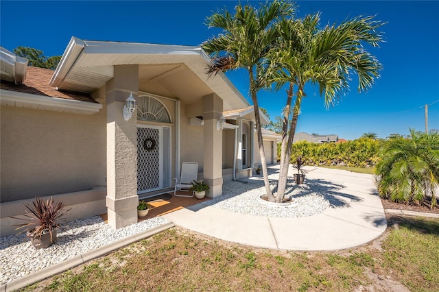 view of exterior entry featuring stucco siding