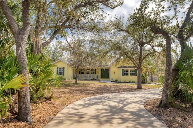 view of front facade featuring a porch and driveway