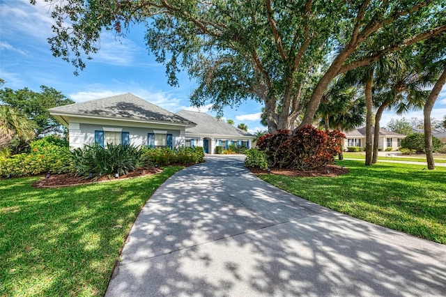 view of front of house with driveway and a front yard