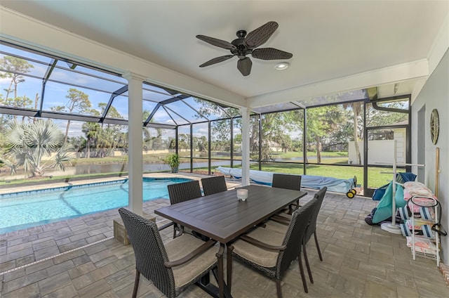 sunroom featuring a ceiling fan