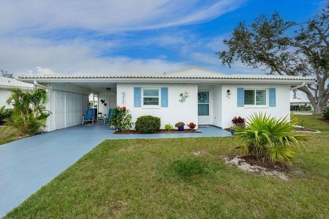 view of front facade with driveway, stucco siding, an attached carport, and a front yard