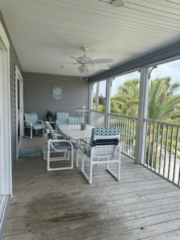 sunroom / solarium with a ceiling fan