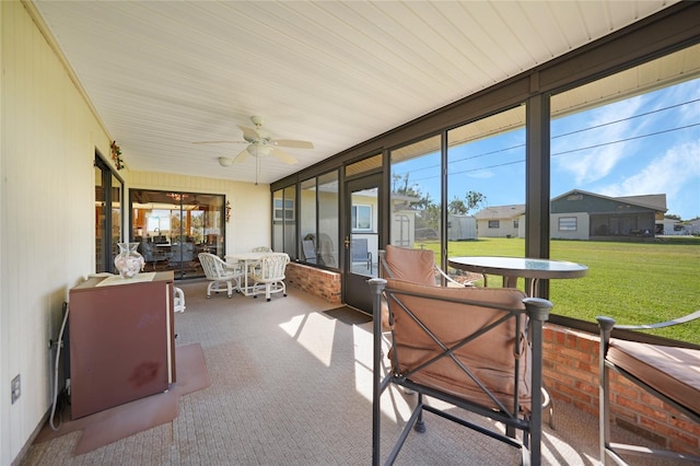 sunroom with ceiling fan