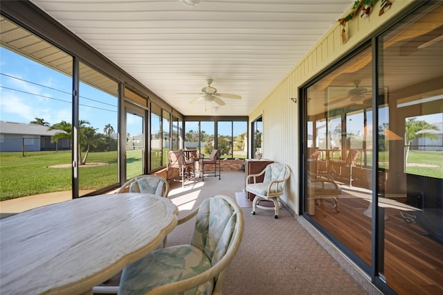 sunroom with ceiling fan