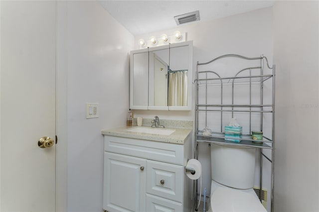 full bathroom with toilet, a shower with curtain, visible vents, and vanity
