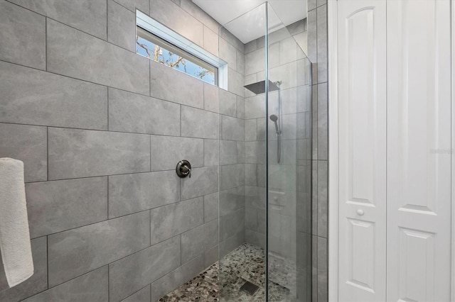 bathroom featuring tiled shower