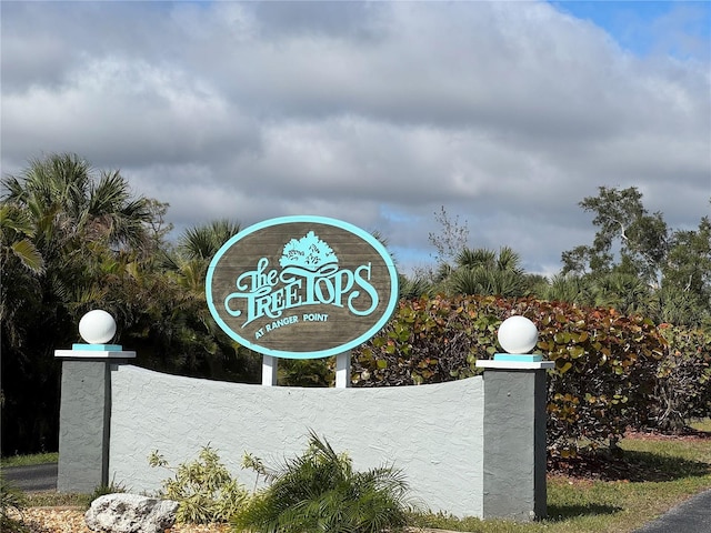 view of community / neighborhood sign