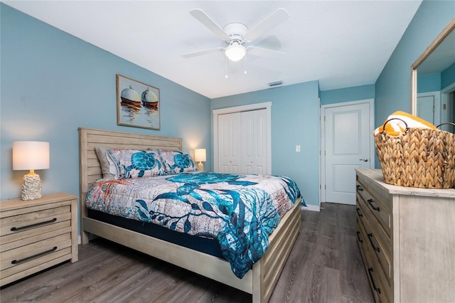 bedroom featuring dark wood finished floors, a closet, visible vents, ceiling fan, and baseboards