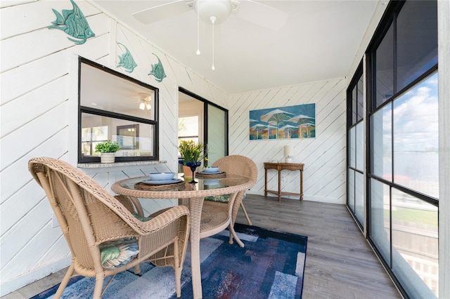 sunroom with ceiling fan