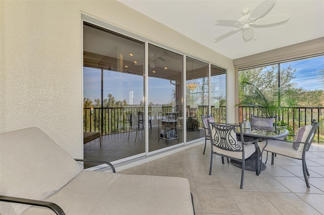 sunroom with ceiling fan