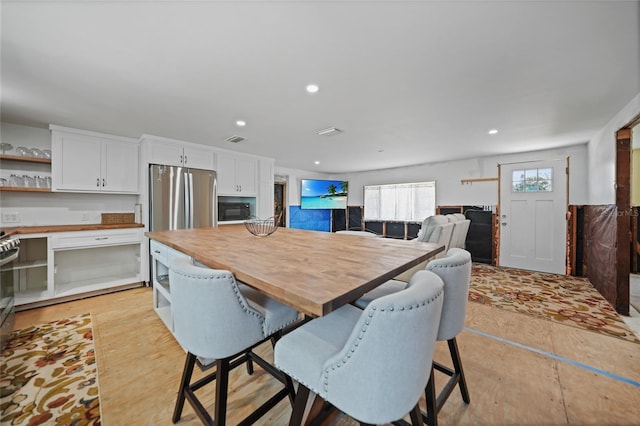 dining room with light wood-style flooring, visible vents, and recessed lighting