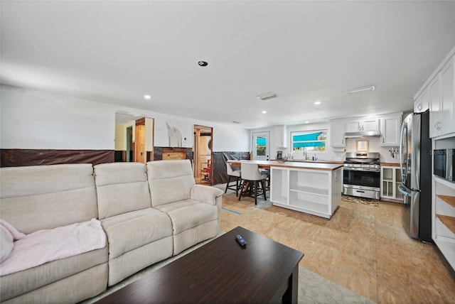 living area featuring light wood-style floors and recessed lighting