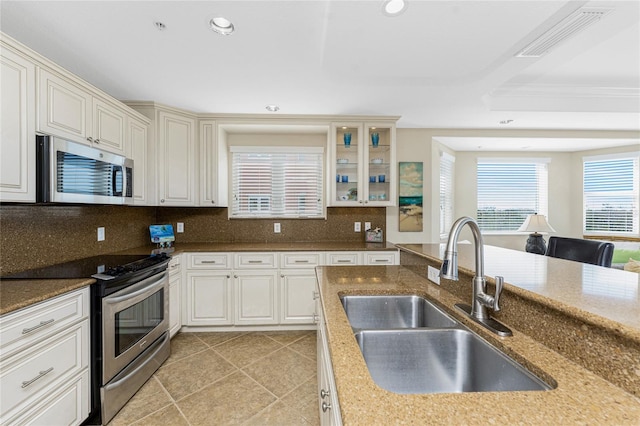 kitchen featuring visible vents, decorative backsplash, stainless steel appliances, a sink, and recessed lighting