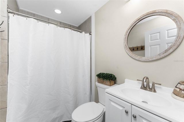 full bathroom with toilet, a shower with curtain, and vanity