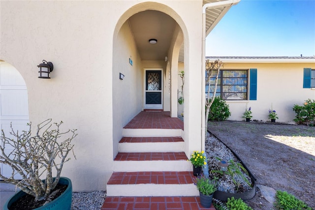 property entrance featuring stucco siding