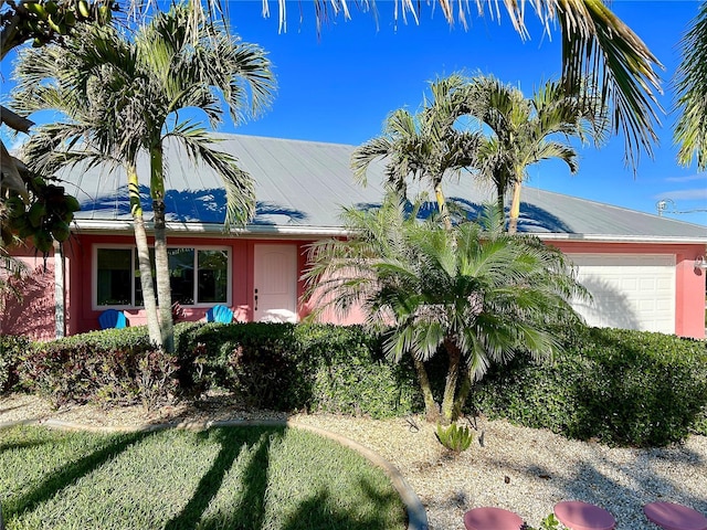 view of front facade featuring a garage