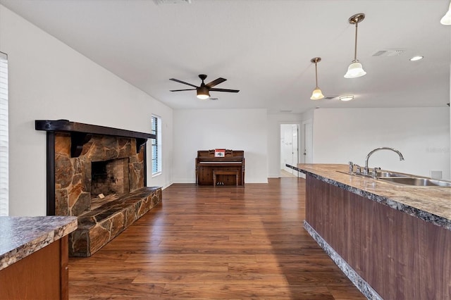 kitchen featuring dark wood-style floors, visible vents, ceiling fan, and a sink