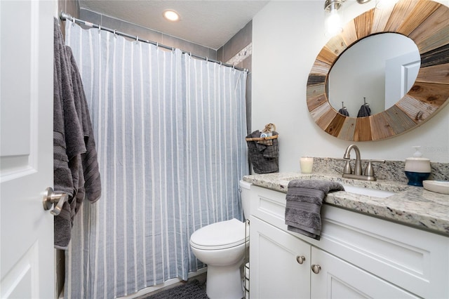 full bathroom featuring a shower with shower curtain, vanity, toilet, and a textured ceiling