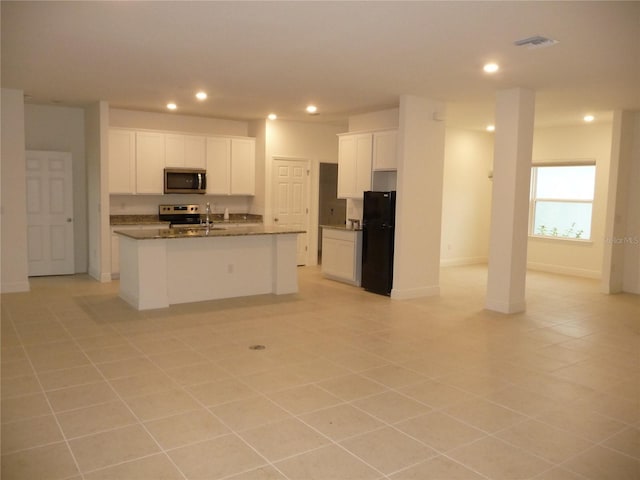 kitchen featuring visible vents, open floor plan, stainless steel appliances, white cabinetry, and recessed lighting