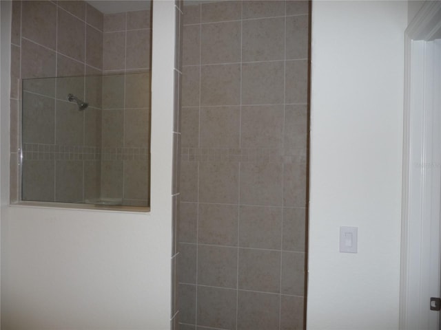 full bathroom featuring a tile shower