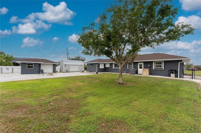 view of front facade featuring stucco siding, an outdoor structure, a front lawn, and fence