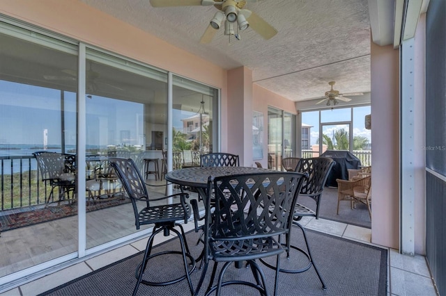 sunroom with ceiling fan