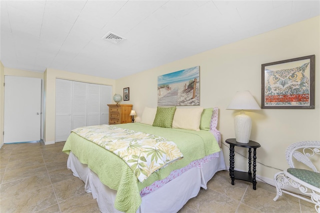 bedroom featuring a closet, visible vents, and baseboards