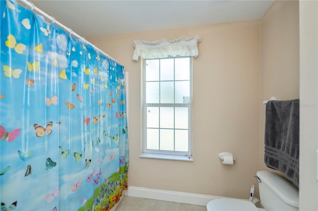 full bathroom with baseboards, plenty of natural light, toilet, and a shower with curtain