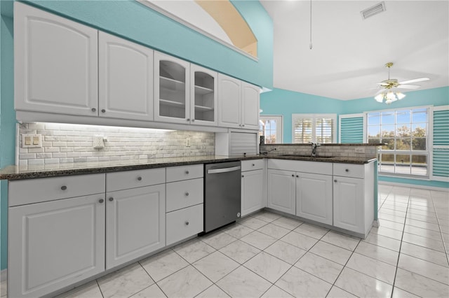 kitchen featuring visible vents, a sink, a peninsula, dishwasher, and ceiling fan