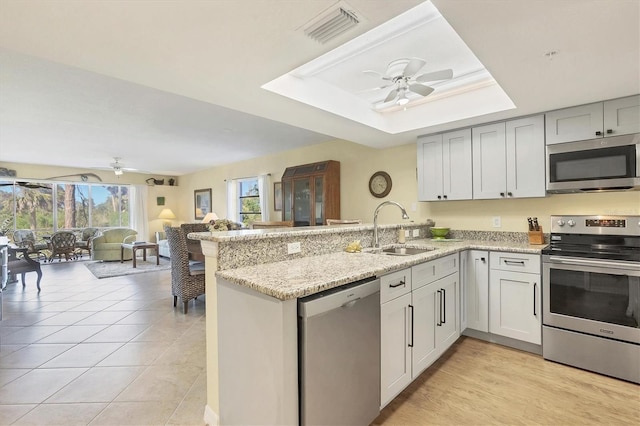 kitchen featuring ceiling fan, visible vents, appliances with stainless steel finishes, and a sink