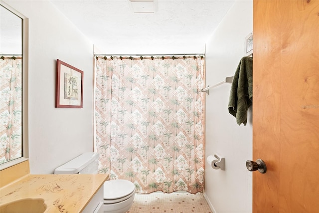 full bathroom featuring a shower with shower curtain, vanity, and toilet