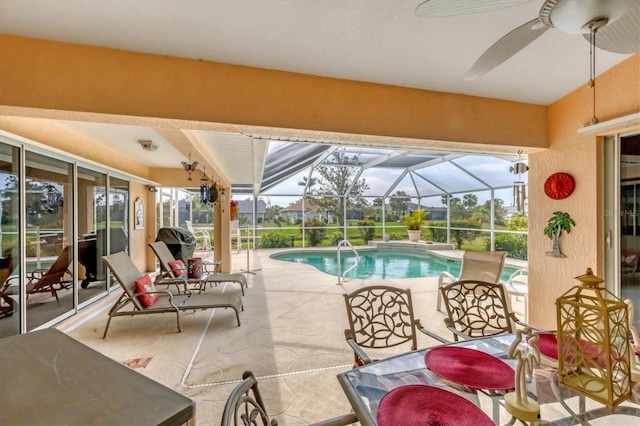 outdoor pool with a ceiling fan, outdoor dining space, a lanai, and a patio