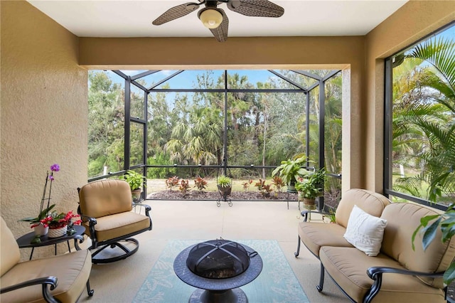 sunroom with ceiling fan