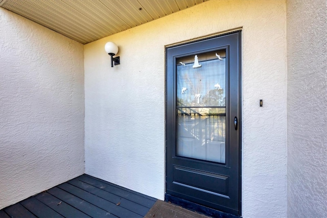 entrance to property with stucco siding