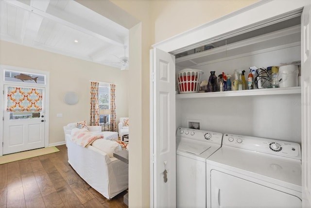 clothes washing area featuring ceiling fan, washing machine and dryer, laundry area, dark wood-style flooring, and baseboards