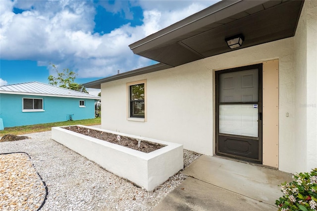 entrance to property with stucco siding